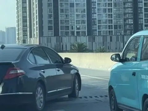 Hà Nội: Khe co giãn Vành đai 3 trên cao bất ngờ trồi lên, tài xế ô tô nơm nớp lo sự cố