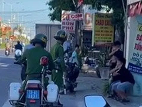 Đi xe máy điện kẹp ba không đội mũ bảo hiểm, nhóm học sinh bị phạt thụt dầu, buộc dắt bộ về