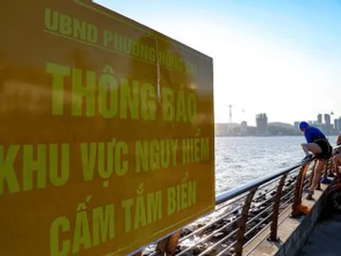 Nắng nóng hầm hập, người dân chui rào, trèo thang dây tắm biển ở khu vực cấm