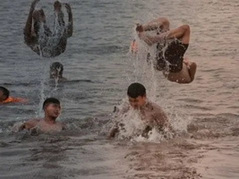 VDIEO: Hà Nội nắng như đổ lửa trên 40 độ C, người dân ùn ùn ra sông Hồng, Hồ Tây giải nhiệt