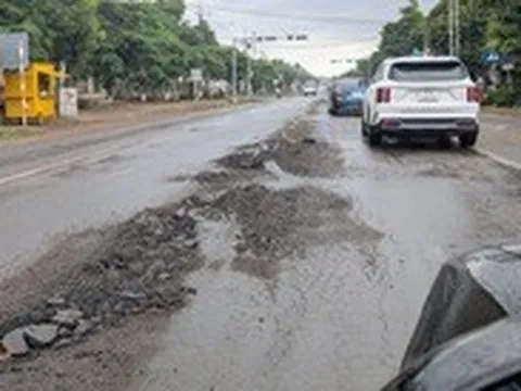 Sau vài cơn mưa đầu mùa, quốc lộ 19 lại hư hỏng, bong tróc mặt đường