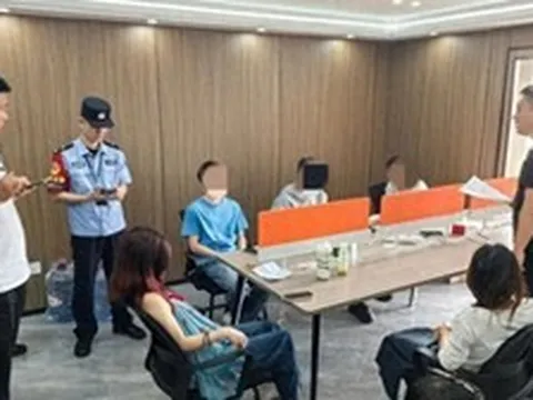 Đột kích một căn hộ khả nghi, cảnh sát phát hiện nhiều thanh niên ngồi thành vòng tròn, chăm chú mở tài khoản ngân hàng