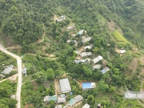 Sống bất an dưới chân núi, người dân không dám ngủ vì lo sạt lở