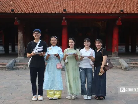 Sĩ tử Hà Nội đến Văn Miếu cầu may, giữ tinh thần thoải mái trước kỳ thi vào lớp 10