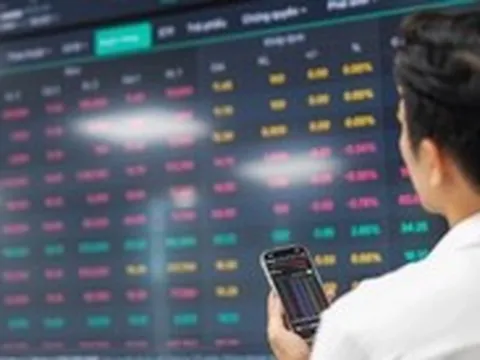 VN-Index mất hơn 10 điểm, nhóm cổ phiếu 'vua' gây áp lực