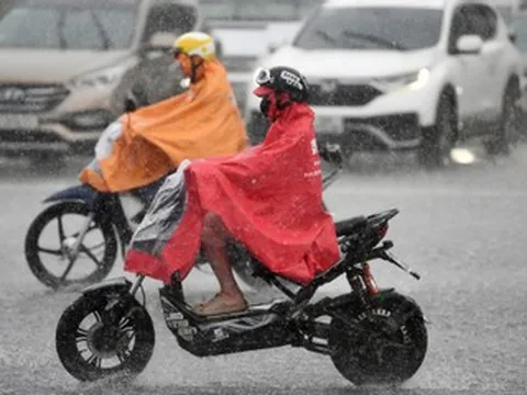 Miền Bắc mưa giông sầm sập, nắng nóng quay lại ngay đầu tháng 6