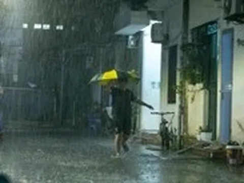 Hà Nội đã có mưa rào sau chuỗi ngày nắng nóng 40 độ C