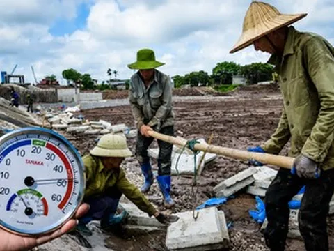 Nắng nóng đỉnh điểm, giọt mồ hôi sôi trên công trường