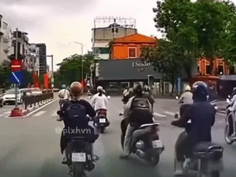 Clip nữ tài xế bất ngờ sang đường kiểu ‘tạt đầu’ ở Hà Nội, xe khác phanh không kịp