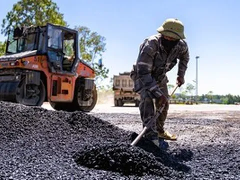 Người lao động phơi mình dưới cái nắng bỏng rát 40 độ C