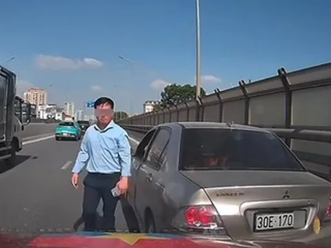 Tạt đầu' ô tô ở Hà Nội, nam tài xế còn xuống xe to tiếng với người đi phía sau