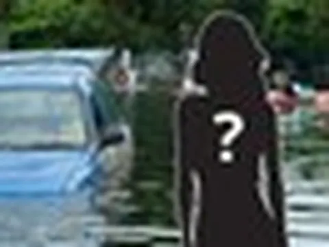 Nữ ca sĩ bị bố bỏ rơi khi nợ hàng tỷ won, sống trong cảnh lũ ngập đến eo