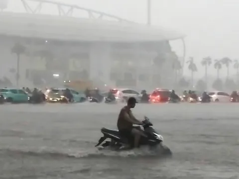 Hà Nội ngập sâu, đường phố tê liệt sau trận mưa to "trắng trời"