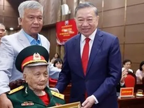 Kết luận của Bộ Chính trị về trao tặng Huy hiệu 80 năm tuổi Đảng trở lên
