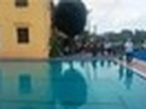 Nghi do điện giật tại bể bơi, 3 trẻ em nguy kịch
