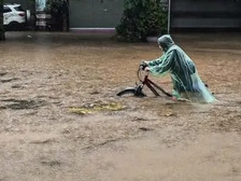 Chiều nay, nhiều khu vực nội thành Hà Nội hứng mưa lớn, nguy cơ ngập úng