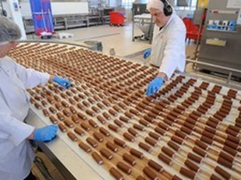 Đột nhập nhà máy sô cô la sản xuất 600 triệu chiếc bánh "quốc dân" mỗi năm: Dùng 17 tấn sô cô la lỏng/ngày, làm được 1.350 chiếc/phút, mãn nhãn trong từng công đoạn