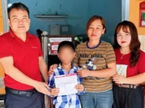 Mở sổ tiết kiệm 200 triệu đồng cho bé trai nghi bị bạo hành