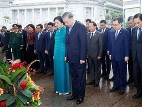Tổng Bí thư, Chủ tịch nước Tô Lâm dâng hoa 
tưởng niệm Chủ tịch Hồ Chí Minh tại Singapore