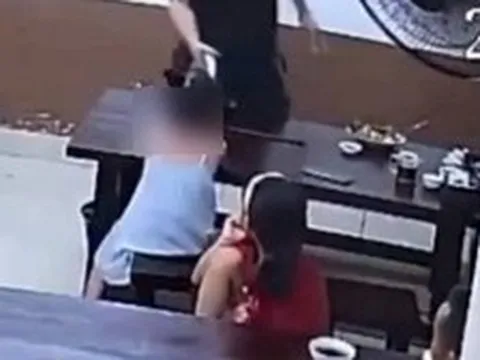 Phẫn nộ vô cùng khi xem clip "dạy con" tại một quán ăn ở Đà Nẵng: 19 giây này có thể khiến cả đời đứa trẻ ÁM ẢNH!