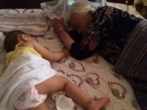 Trẻ "ngủ với mẹ" và trẻ "ngủ với bà" khác nhau thế nào? Ảnh hưởng nặng nề hơn chúng ta vẫn nghĩ