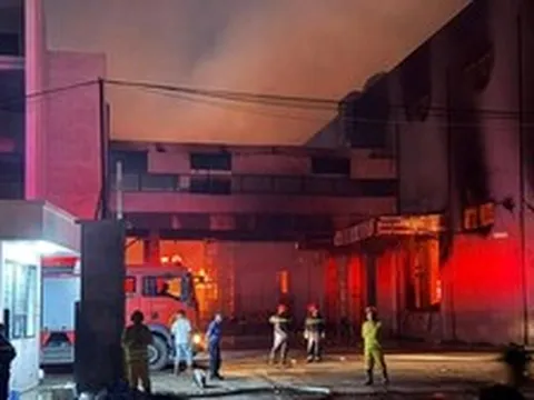Xuyên đêm dập lửa trong công ty sản xuất giấy tại Hưng Yên