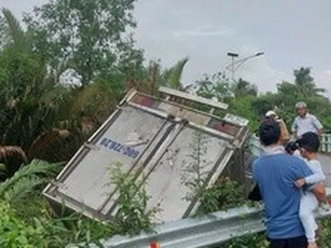 Hiện trường vụ xe tải rơi xuống kênh sau cú va chạm khiến nhiều người thót tim