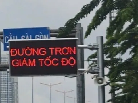 Lắp loa, màn hình LED 'hộ tống' người dân qua cầu Sài Gòn an toàn ngày mưa giông