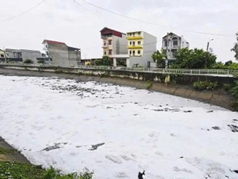 Nước kênh đen đặc, nổi bọt trắng bay cả vào nhà dân ở Bắc Ninh