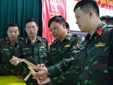 Lặng người trước hài cốt liệt sĩ cùng di vật ít ỏi vừa tìm thấy ở đồi Chôm Chôm