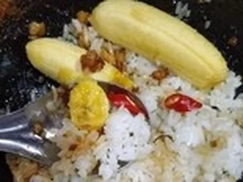 Ăn cơm với trái cây: Món ngon ‘nhức nách’ hay từ thói quen lao động?