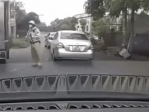 Cái kết với "thầy dạy lái xe" điều khiển ô tô đi sai làn đường cãi CSGT rồi đăng clip lên mạng