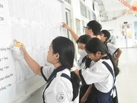 Hình ảnh thí sinh TPHCM hồi hộp làm thủ tục dự thi lớp 10: Kỳ thi quy mô lớn chưa từng có