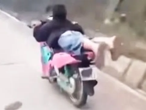 Nằm sấp lái mô tô để quay clip, nam thanh niên ở Lào Cai bị tịch thu phương tiện