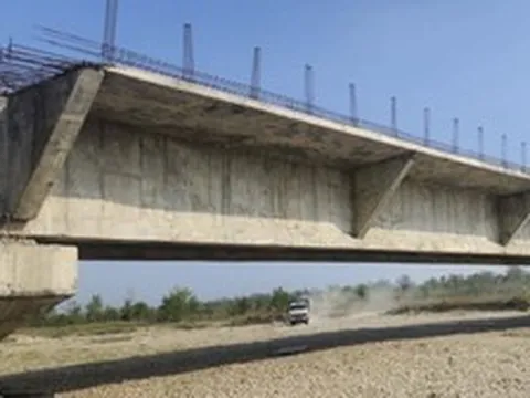 Dự án cầu gần 44 tỷ đồng chậm tiến độ gần chục năm, người dân liều mình băng qua sông mỗi mùa lũ lụt, than "không biết phải đợi đến bao giờ"