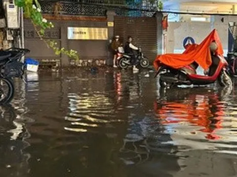 Mưa dông kéo dài, nhiều nơi ở TPHCM ngập nước