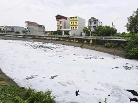 Nước kênh đen đặc, nổi bọt trắng bay cả vào nhà: UBND tỉnh chỉ đạo xử lý dứt điểm