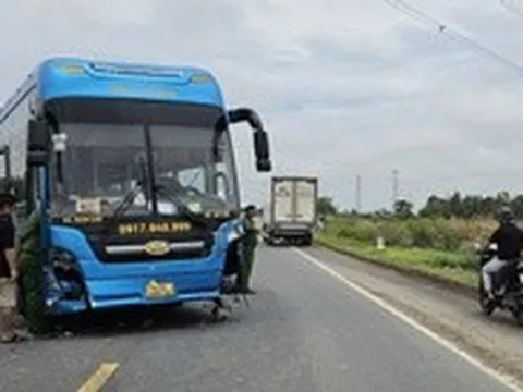 Xe khách va chạm 3 xe máy trên đường tránh ở Sóc Trăng, 2 người chết, 2 người bị thương