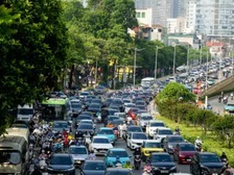 Cảnh tượng tại nút giao La Thành - Nguyễn Chí Thanh (Hà Nội) trong sáng ngày 1/6