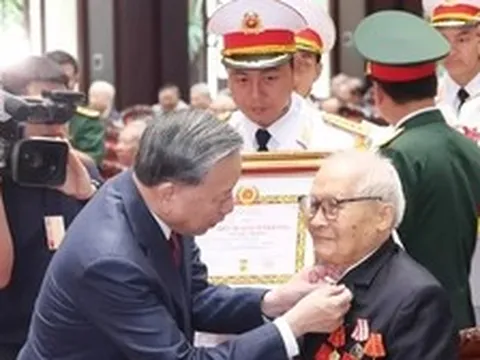 Ban Bí thư bổ sung Huy hiệu 35 năm, 95 năm tuổi Đảng