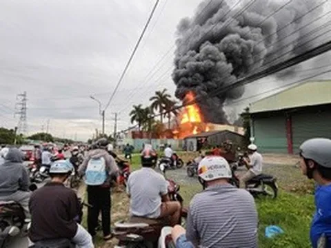 Cháy lớn kho phế liệu ở Tây Ninh, lửa lan sang tiệm sửa xe máy