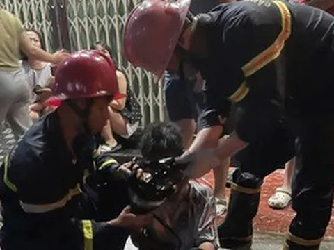 Cháy nhà 3 tầng ở Gia Lai lúc rạng sáng, kịp thời cứu 2 cháu bé mắc kẹt