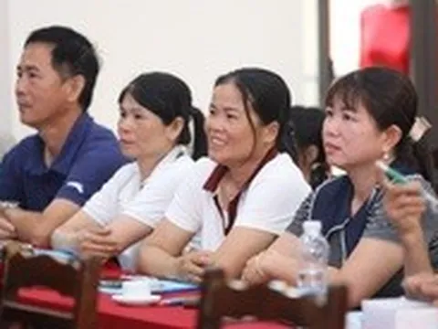 Nông dân hào hứng mang 'giỏ kỹ thuật' về nhà chăn nuôi