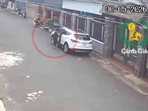 CLIP: Thót tim với bé trai 12 tuổi lái ô tô qua nhiều hẻm