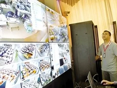 Nam sinh giỏi nhất tỉnh thi đại học lại nộp toàn bộ giấy trắng, camera hé lộ sự thật: "Em cố tình thi trượt", nhà trường lập tức vào cuộc