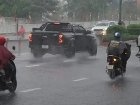 Mưa trắng trời giờ tan tầm, người dân TPHCM chật vật xoay xở