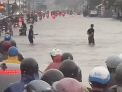 Quốc lộ 51 chìm trong ‘biển nước’, ùn tắc kéo dài hàng km
