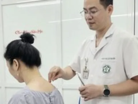 Dân văn phòng khổ sở vì đau cổ vai gáy, có cách nào cải thiện?