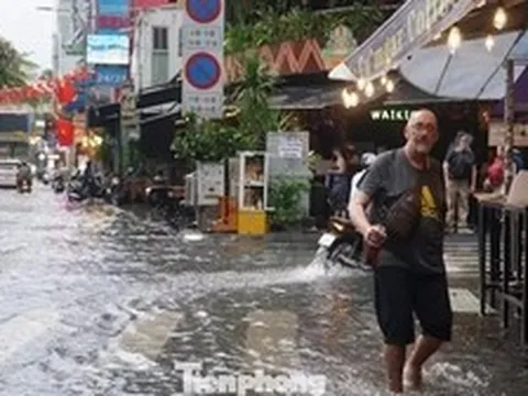 Người dân, du khách bì bõm lội nước trên 'phố Tây' Bùi Viện