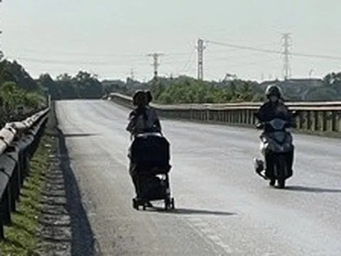 Hai đứa trẻ cùng mẹ xuyên miền Trung dưới nắng 40 độ C: Yêu cầu theo dõi chặt chẽ
